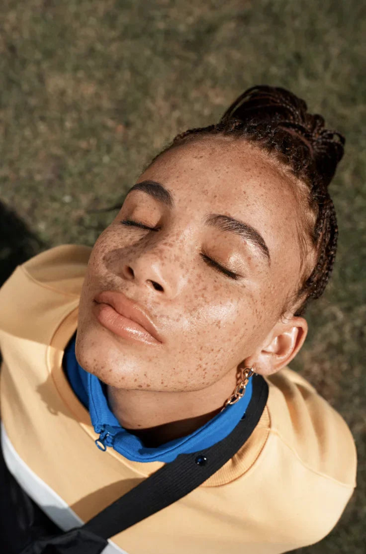 Portrait d'une femme à la peau nue et naturelle sans maquillage ni soin, illustrant le skin fasting.