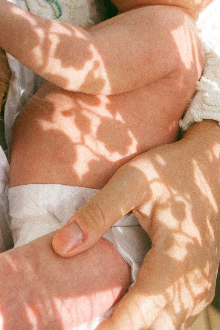 Acné du nourrisson, croûtes de lait et sécheresse : les remèdes naturels pour apaiser la peau des tout petits