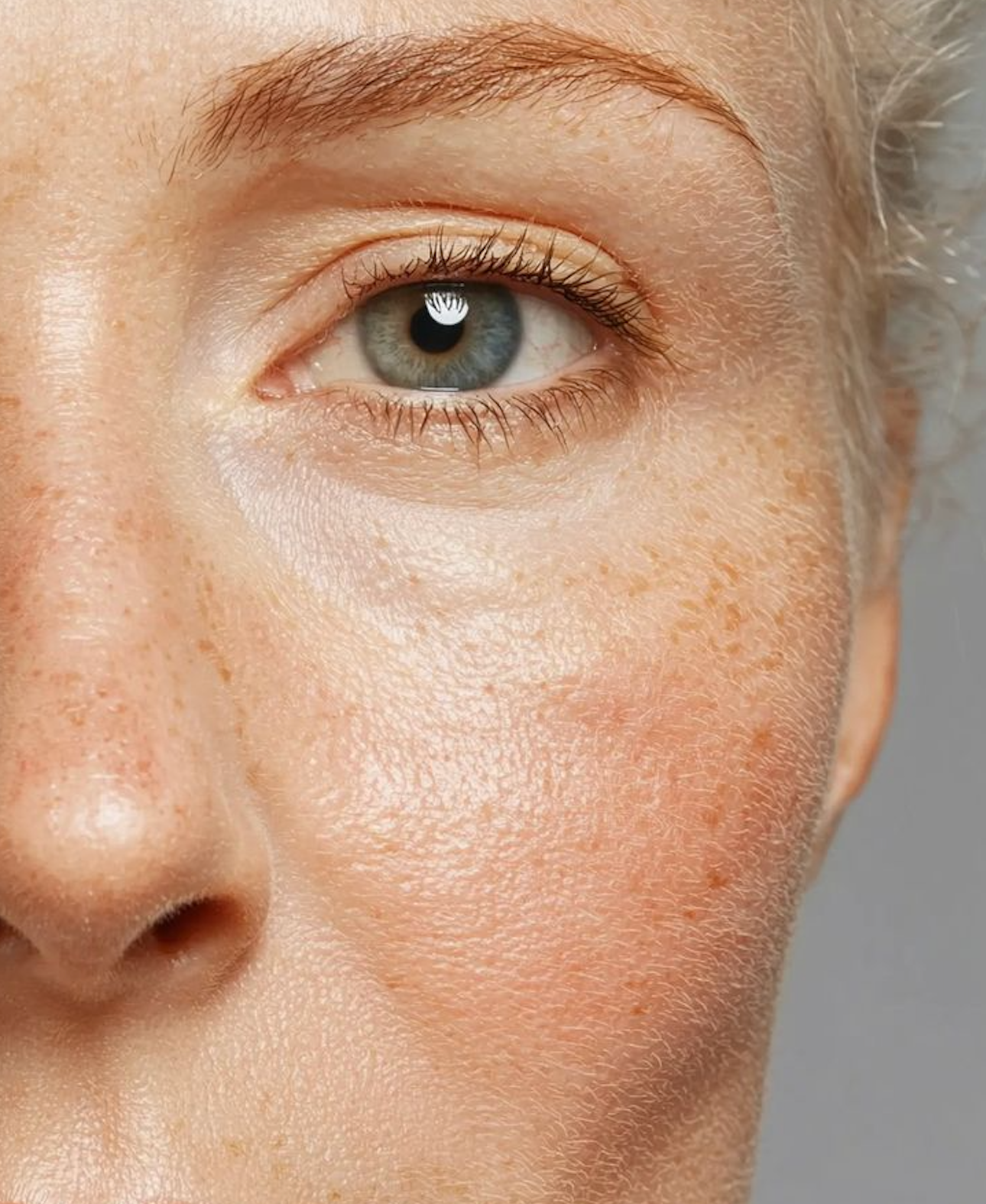 Demi de femme blanche d'une cinquantaine d'années.